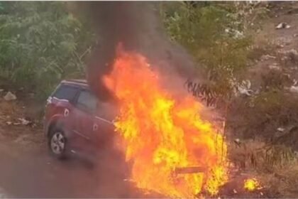 Raipur: A huge fire broke out in a car under the flyover in Abhanpur