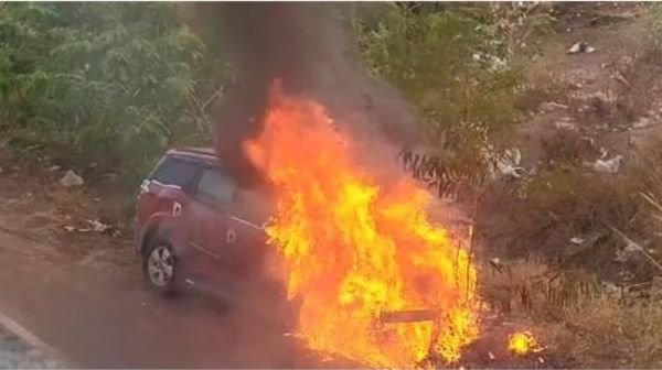 Raipur: A huge fire broke out in a car under the flyover in Abhanpur