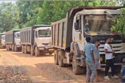 Sand theft: Villagers caught seven trucks loaded with sand in Bhanupratappur