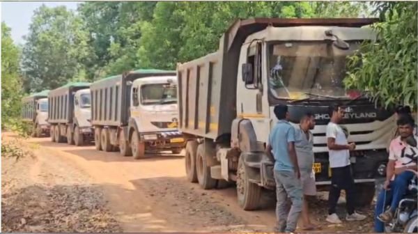 Sand theft: Villagers caught seven trucks loaded with sand in Bhanupratappur