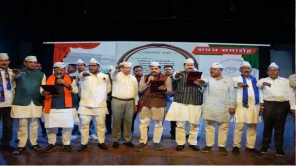 Chief Minister Dr. Yadav administered oath to professors and students to have faith in the Indian Constitution