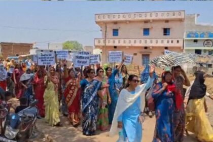 Anganwadi workers raised voice, gheraoed office in Bemetara