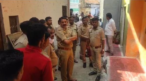 The bodies of a couple were found in a closed room in Jhansi, sensation spread in the area