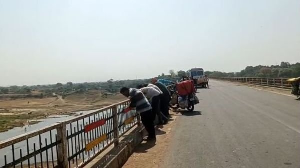 Jhansi: A young man jumped into the Betwa river, died a painful death on the spot