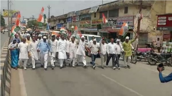 Strong demonstration by Congressmen in Deoria, memorandum sent to the President
