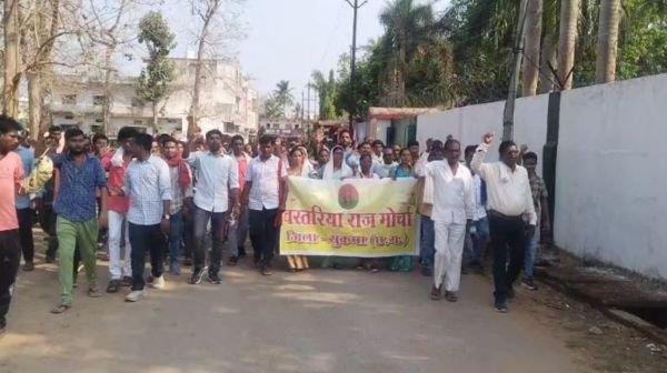 Sukma: Protest in support of Manish Kunjam, siege of DFO office