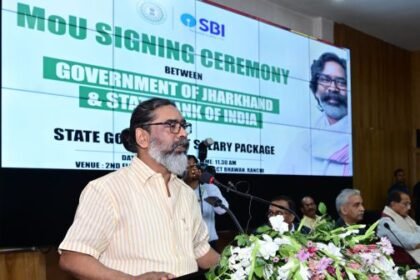 In the presence of CM Hemant Soren, an MOU was signed between the Finance Department and the State Bank of India regarding the salary package of state employees.