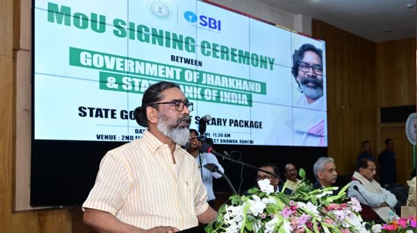 In the presence of CM Hemant Soren, an MOU was signed between the Finance Department and the State Bank of India regarding the salary package of state employees.
