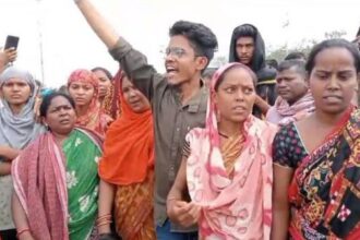 Laborer dies due to electric shock, angry family members block the road