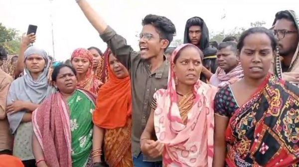 Laborer dies due to electric shock, angry family members block the road