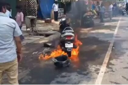 Prayagraj: A moving scooter caught fire, the scooter rider saved his life by jumping