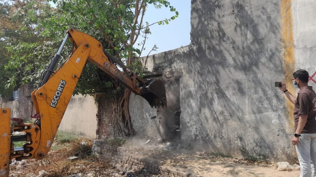 Moradabad: Administration's bulldozer runs on illegal constructions in Mandi Samiti