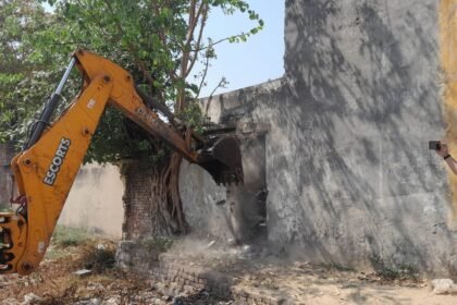 Moradabad: Administration's bulldozer runs on illegal constructions in Mandi Samiti
