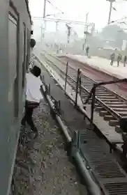 Mobile snatched in a moving train, then the snatcher remained hanging for 1 kilometer!