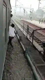 Mobile snatched in a moving train, then the snatcher remained hanging for 1 kilometer!