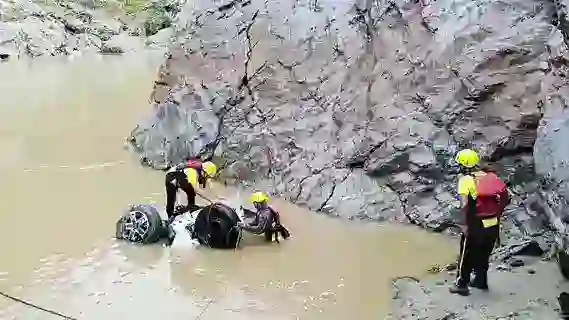 Car Falls into Alaknanda River in Tehri: One Injured, Five Missing
