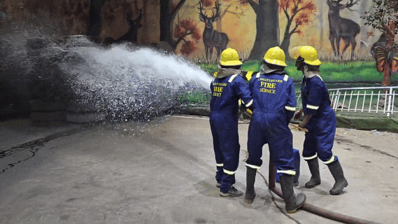 Bhilai: High speed oil tanker overturned in Supela under bridge, major accident averted