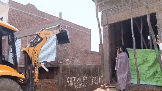 Mainpuri: Administration takes strict action against illegal occupation, bulldozer runs