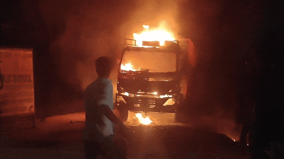 Firozabad: A parked canter truck caught fire, locals extinguished it with drain water