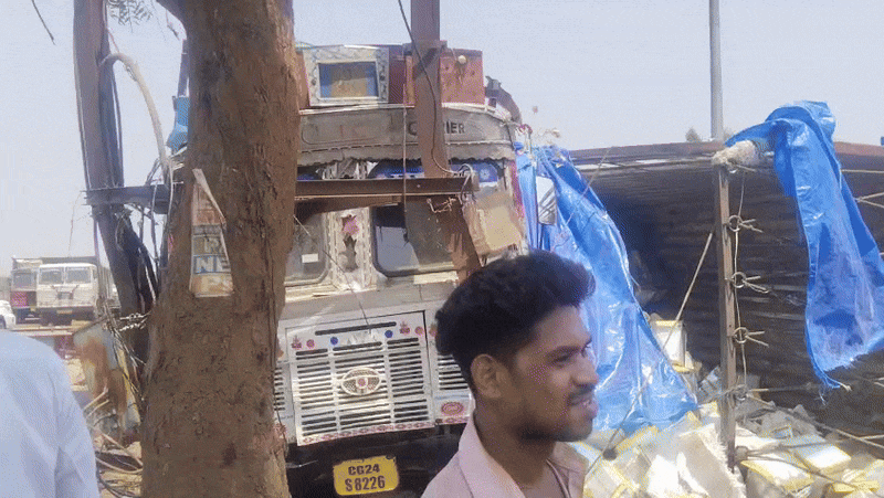 Road accident in Balod: Two trucks collide violently, driver and conductor injured