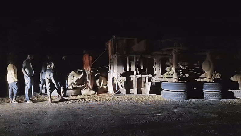 Balod: Truck loaded with paddy lost control and overturned, 7 injured, 3 in critical condition