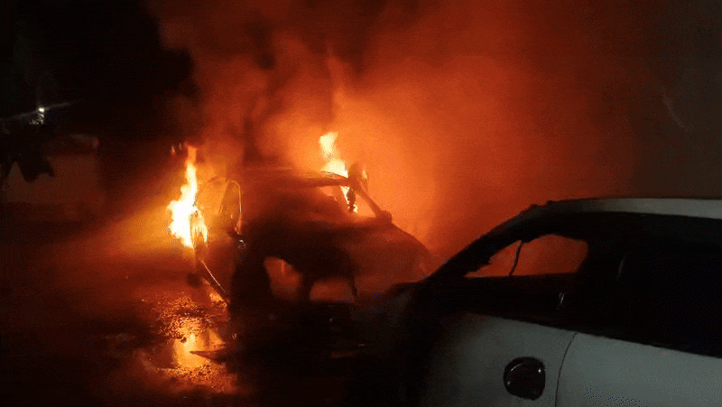 Dhamtari: Two cars parked in Dulari Nagar of Rudri caught fire causing panic
