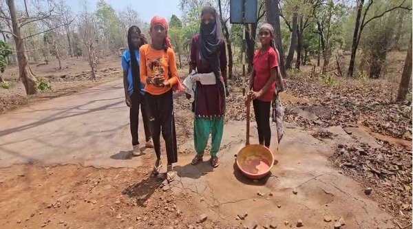 Pakhanjur: Contractor's arbitrariness, minors working as labourers in PWD road works