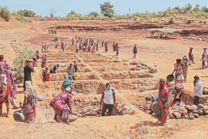 गर्मी से निपटने के लिए जालोर प्रशासन की तैयारी राजस्थान के जालोर जिले में भीषण गर्मी और हीटवेव की चेतावनी के बीच प्रशासन ने श्रमिकों की सुरक्षा के लिए नए दिशा-निर्देश जारी किए हैं। भारतीय मौसम विभाग (IMD) ने जिले में यलो अलर्ट जारी करते हुए अगले कुछ दिनों में तापमान और बढ़ने की आशंका जताई है। इसके मद्देनजर, श्रम विभाग ने नरेगा सहित सभी मजदूरों के लिए विशेष सुरक्षा उपायों की घोषणा की है। क्या बदला? नरेगा कार्यों का नया समय: अब मजदूर सुबह 6 बजे से दोपहर 1 बजे तक ही काम करेंगे। यह व्यवस्था 15 जुलाई तक लागू रहेगी। अगर कोई समूह समय से पहले काम पूरा कर लेता है, तो वे मस्टर रोल पर माप और प्रमुख के हस्ताक्षर के बाद कार्यस्थल छोड़ सकते हैं। श्रमिकों के लिए जरूरी सुविधाएं: छाया और पानी: दोपहर 11 बजे से शाम 5 बजे तक छाया और ठंडे पानी की व्यवस्था अनिवार्य। विश्राम का समय: जरूरत पड़ने पर मजदूरों को ब्रेक देना होगा। आपातकालीन चिकित्सा: किसी भी स्वास्थ्य समस्या की स्थिति में नजदीकी अस्पताल से तुरंत संपर्क करने के निर्देश। क्यों जरूरी हैं ये कदम? राजस्थान में लू (हीटवेव) के मामले आम हैं, जो जानलेवा भी हो सकते हैं। पिछले कुछ सालों में अत्यधिक गर्मी से हुई मौतों के बाद सरकार ने श्रमिकों की सुरक्षा को प्राथमिकता दी है। नरेगा मजदूर अक्सर खुले में काम करते हैं, जिससे उन्हें डिहाइड्रेशन, हीट स्ट्रोक जैसी समस्याएं हो सकती हैं। प्रशासन की अपील जिला कलेक्टर डॉ. प्रदीप के. गावंडे ने कहा कि सभी नियोक्ताओं और ठेकेदारों को इन नियमों का सख्ती से पालन करना होगा। उन्होंने कहा, "श्रमिकों की सेहत हमारी पहली प्राथमिकता है। अगर कोई इन नियमों को तोड़ता है, तो कार्रवाई की जाएगी।" ध्रुव राठी स्टाइल में विश्लेषण ये नियम सिर्फ कागजी खानापूर्ति नहीं हैं, बल्कि एक बड़ी सच्चाई को उजागर करते हैं: भारत में मजदूरों के काम करने की स्थितियाँ अभी भी चुनौतीपूर्ण हैं। गर्मी, बारिश या सर्दी—मजदूरों को हर मौसम में काम करना पड़ता है, लेकिन उनकी सुरक्षा के लिए पर्याप्त इंतजाम अक्सर नहीं होते। सवाल: क्या सिर्फ समय बदल देने से समस्या हल हो जाएगी? जवाब: नहीं। जरूरत इस बात की है कि ठेकेदार और सरकारी अधिकारी इन नियमों को ईमानदारी से लागू करें। क्या आपको पता है? हीटवेव की परिभाषा: जब तापमान सामान्य से 4.5°C अधिक हो और 45°C के पार पहुँच जाए, तो उसे हीटवेव माना जाता है। राजस्थान में हीटवेव: राज्य के कई हिस्सों में मई-जून में तापमान 48°C तक पहुँच जाता है। निष्कर्ष: जालोर प्रशासन का यह कदम सराहनीय है, लेकिन असली परीक्षा इस बात की होगी कि ये नियम जमीन पर कितने लागू होते हैं। अगर ऐसा होता है, तो न सिर्फ मजदूरों की जिंदगी सुरक्षित होगी, बल्कि यह अन्य जिलों के लिए भी एक मिसाल बनेगा। #श्रमिक_सुरक्षा #गर्मी_में_सावधानी #NREGA