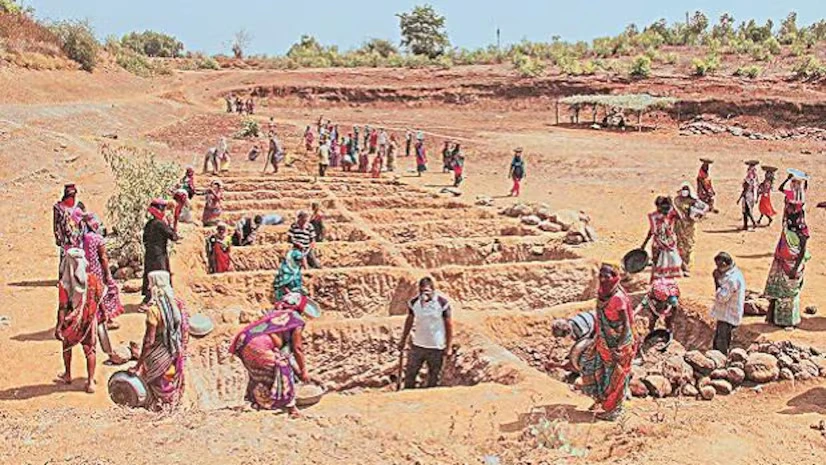 गर्मी से निपटने के लिए जालोर प्रशासन की तैयारी राजस्थान के जालोर जिले में भीषण गर्मी और हीटवेव की चेतावनी के बीच प्रशासन ने श्रमिकों की सुरक्षा के लिए नए दिशा-निर्देश जारी किए हैं। भारतीय मौसम विभाग (IMD) ने जिले में यलो अलर्ट जारी करते हुए अगले कुछ दिनों में तापमान और बढ़ने की आशंका जताई है। इसके मद्देनजर, श्रम विभाग ने नरेगा सहित सभी मजदूरों के लिए विशेष सुरक्षा उपायों की घोषणा की है। क्या बदला? नरेगा कार्यों का नया समय: अब मजदूर सुबह 6 बजे से दोपहर 1 बजे तक ही काम करेंगे। यह व्यवस्था 15 जुलाई तक लागू रहेगी। अगर कोई समूह समय से पहले काम पूरा कर लेता है, तो वे मस्टर रोल पर माप और प्रमुख के हस्ताक्षर के बाद कार्यस्थल छोड़ सकते हैं। श्रमिकों के लिए जरूरी सुविधाएं: छाया और पानी: दोपहर 11 बजे से शाम 5 बजे तक छाया और ठंडे पानी की व्यवस्था अनिवार्य। विश्राम का समय: जरूरत पड़ने पर मजदूरों को ब्रेक देना होगा। आपातकालीन चिकित्सा: किसी भी स्वास्थ्य समस्या की स्थिति में नजदीकी अस्पताल से तुरंत संपर्क करने के निर्देश। क्यों जरूरी हैं ये कदम? राजस्थान में लू (हीटवेव) के मामले आम हैं, जो जानलेवा भी हो सकते हैं। पिछले कुछ सालों में अत्यधिक गर्मी से हुई मौतों के बाद सरकार ने श्रमिकों की सुरक्षा को प्राथमिकता दी है। नरेगा मजदूर अक्सर खुले में काम करते हैं, जिससे उन्हें डिहाइड्रेशन, हीट स्ट्रोक जैसी समस्याएं हो सकती हैं। प्रशासन की अपील जिला कलेक्टर डॉ. प्रदीप के. गावंडे ने कहा कि सभी नियोक्ताओं और ठेकेदारों को इन नियमों का सख्ती से पालन करना होगा। उन्होंने कहा, "श्रमिकों की सेहत हमारी पहली प्राथमिकता है। अगर कोई इन नियमों को तोड़ता है, तो कार्रवाई की जाएगी।" ध्रुव राठी स्टाइल में विश्लेषण ये नियम सिर्फ कागजी खानापूर्ति नहीं हैं, बल्कि एक बड़ी सच्चाई को उजागर करते हैं: भारत में मजदूरों के काम करने की स्थितियाँ अभी भी चुनौतीपूर्ण हैं। गर्मी, बारिश या सर्दी—मजदूरों को हर मौसम में काम करना पड़ता है, लेकिन उनकी सुरक्षा के लिए पर्याप्त इंतजाम अक्सर नहीं होते। सवाल: क्या सिर्फ समय बदल देने से समस्या हल हो जाएगी? जवाब: नहीं। जरूरत इस बात की है कि ठेकेदार और सरकारी अधिकारी इन नियमों को ईमानदारी से लागू करें। क्या आपको पता है? हीटवेव की परिभाषा: जब तापमान सामान्य से 4.5°C अधिक हो और 45°C के पार पहुँच जाए, तो उसे हीटवेव माना जाता है। राजस्थान में हीटवेव: राज्य के कई हिस्सों में मई-जून में तापमान 48°C तक पहुँच जाता है। निष्कर्ष: जालोर प्रशासन का यह कदम सराहनीय है, लेकिन असली परीक्षा इस बात की होगी कि ये नियम जमीन पर कितने लागू होते हैं। अगर ऐसा होता है, तो न सिर्फ मजदूरों की जिंदगी सुरक्षित होगी, बल्कि यह अन्य जिलों के लिए भी एक मिसाल बनेगा। #श्रमिक_सुरक्षा #गर्मी_में_सावधानी #NREGA