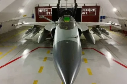 मुख्य बिंदु: पाकिस्तान वायु सेना (PAF) ने चीन के उन्नत PL-15 एयर-टू-एयर मिसाइलों को अपने नए JF-17 ब्लॉक III लड़ाकू विमानों पर तैनात किया है ये मिसाइल चीन की पीपल्स लिबरेशन आर्मी एयर फोर्स (PLAAF) से सीधे प्राप्त की गई हैं, न कि निर्यात संस्करण PL-15E यह विकास ऐसे समय में आया है जब जम्मू-कश्मीर के पहलगाम में आतंकी हमले के बाद भारत-पाकिस्तान तनाव चरम पर है PL-15 मिसाइल क्या है? PL-15 चीन की आधुनिक हवाई लड़ाई रणनीति का एक प्रमुख हथियार है। यह एक सक्रिय रडार-निर्देशित, लंबी दूरी की हवा से हवा में मार करने वाली मिसाइल है जिसकी मारक क्षमता 200-300 किमी तक है। इसकी खासियतें हैं: दोहरी पल्स सॉलिड रॉकेट मोटर: जो इसे अधिक गति और दूरी तय करने की क्षमता देती है AESA रडार: जो इसे अधिक सटीक टार्गेटिंग की सुविधा देता है मैक 5 से अधिक की गति: यानी ध्वनि की गति से पांच गुना तेज पहलगाम हमले के बाद का घटनाक्रम 26 लोगों (ज्यादातर पर्यटकों) की मौत के साथ पहलगाम हमला 2019 के पुलवामा हमले के बाद का सबसे भीषण आतंकी हमला था। इसके बाद: भारत ने पाकिस्तान के साथ राजनयिक संबंध घटाए सिंधु जल संधि को निलंबित किया अटारी सीमा चौकी बंद की पाकिस्तानी सैन्य अधिकारियों को निष्कासित किया पाकिस्तान ने जवाब में: शिमला समझौते को फ्रीज किया भारतीय उड़ानों के लिए अपना वायुसीमा बंद किया सभी व्यापारिक गतिविधियाँ रोक दीं पानी की आपूर्ति में कटौती को "युद्ध की कार्रवाई" बताया विश्लेषण: क्या यह वास्तव में एस्केलेशन है? पाकिस्तान द्वारा PL-15 मिसाइलों की तैनाती एक स्पष्ट संकेत है कि वह अपनी वायु सुरक्षा को मजबूत कर रहा है। लेकिन क्या यह भारत के खिलाफ सीधी कार्रवाई की तैयारी है? कुछ बातें ध्यान देने योग्य: चीन की भूमिका: PLAAF से सीधे मिसाइलों की आपूर्ति दर्शाती है कि चीन इस तनाव में पाकिस्तान का साथ दे रहा है रणनीतिक लाभ: PL-15 की लंबी रेंज पाकिस्तानी पायलटों को भारतीय विमानों को दूर से ही निशाना बनाने की क्षमता देती है समय की संवेदनशीलता: यह तैनाती पहलगाम हमले के ठीक बाद की गई है, जो इसे और भी संदिग्ध बनाती है निष्कर्ष: यह स्थिति 2019 के बालाकोट एयर स्ट्राइक के बाद के तनाव जैसी ही दिखती है, जब दोनों देशों के बीच हवाई मुठभेड़ हुई थी। अंतर सिर्फ इतना है कि इस बार पाकिस्तान के पास अधिक उन्नत हथियार हैं। परंतु याद रखें - कोई भी हथियार उस हौसले को नहीं हरा सकता जो पुलवामा या पहलगाम जैसे हमलों के बाद भारतीय सैनिकों में होता है। सवाल यह नहीं कि पाकिस्तान के पास क्या हथियार हैं, सवाल यह है कि क्या वह भारत की प्रतिक्रिया का सामना करने को तैयार है?