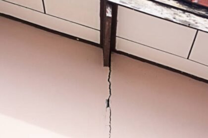 pune building cracks