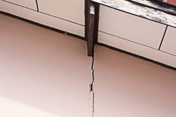 pune building cracks