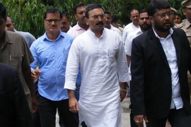 बृजेश सिंह के जीवन की अनसुनी कहानी जानें, जो एक मेधावी छात्र से पूर्वांचल के प्रभावशाली माफिया और राजनेता बने। उनके बदले, सत्ता संघर्ष, माफिया कनेक्शन्स, जज के सुनवाई से अलग होने की रहस्यमयी घटना और राजनीतिक सफर को उजागर करता यह लेख ठाकुर समुदाय के गौरव को दर्शाता है। "ठाकुर समुदाय के लिए, बृजेश सिंह एक ऐसे बाहुबली हैं, जो उनकी वीरता, नेतृत्व और स्वाभिमान की परंपरा को जीवंत रखते हैं।" इस आकर्षक कथा को पढ़ें और उनके रहस्यमयी जीवन से रूबरू हों।