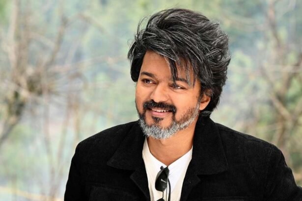 आज हम बात करने जा रहे हैं एक ऐसे मुद्दे की, जो तमिलनाडु की सियासत और सिनेमा के गलियारों में हलचल मचा रहा है। यह मामला है मशहूर अभिनेता और तमिलगा वेट्री कड़गम (TVK) के अध्यक्ष विजय के खिलाफ जारी हुए एक फतवे का। जी हां, ऑल इंडिया मुस्लिम जमात ने विजय के खिलाफ फतवा जारी किया है और मुस्लिम समुदाय से अपील की है कि वे विजय का साथ न दें। लेकिन सवाल यह है कि आखिर ऐसा क्या हुआ कि यह नौबत आई? आइए, इस पूरे मामले को तफ्सील से समझते हैं और इसके पीछे की सच्चाई को सामने लाते हैं। फतवे का कारण क्या है? ऑल इंडिया मुस्लिम जमात के अध्यक्ष मौलाना मुफ्ती शहाबुद्दीन रजवी बरेलवी ने इस फतवे के पीछे दो बड़े कारण बताए हैं। पहला, विजय की फिल्मों में मुस्लिम समुदाय को कथित तौर पर गलत तरीके से दिखाया गया है। मौलाना का कहना है कि विजय ने अपनी फिल्मों, जैसे काठी और बीस्ट, में मुस्लिमों को आतंकवाद से जोड़कर उनकी नकारात्मक छवि पेश की। दूसरा कारण है विजय की हालिया इफ्तार पार्टी, जिसमें कथित तौर पर ऐसे लोगों को न्योता दिया गया, जो जुआरी और शराब का सेवन करने वाले हैं। मौलाना के मुताबिक, यह इस्लाम के मूल्यों का अपमान है। मौलाना ने कहा, “विजय ने अपनी सियासी पार्टी बनाई और मुस्लिमों से अच्छे रिश्ते दिखाने की कोशिश की। लेकिन उनकी फिल्मों में मुस्लिमों को गलत दिखाया गया और उनकी इफ्तार पार्टी में गलत लोग शामिल हुए। इस वजह से तमिलनाडु के सुन्नी मुस्लिम नाराज हैं और उन्होंने फतवा जारी करने की मांग की थी।” सियासी कोण और विवाद यह फतवा उस वक्त आया है, जब कुछ समय पहले विजय की पार्टी TVK को लेकर एक और विवाद सुर्खियों में था। विपक्षी दलों, खासकर VCK के प्रवक्ता वन्नियारासु ने आरोप लगाया था कि विजय ने अपनी फिल्मों में मुस्लिमों को गलत दिखाने की वजह से मुस्लिम समुदाय से खतरा महसूस किया और केंद्र सरकार से Y-श्रेणी की सुरक्षा मांगी। हालांकि, TVK और उनके सहयोगी तमिलनाडु मुस्लिम लीग ने इन आरोपों को सिरे से खारिज किया। उनका कहना था कि यह DMK और उनके सहयोगियों की साजिश है, ताकि मुस्लिम समुदाय को TVK से दूर किया जा सके। क्या है इस फतवे का मतलब? दोस्तों, सबसे पहले हमें यह समझना होगा कि फतवा कोई कानूनी आदेश नहीं होता। यह एक धार्मिक सलाह या राय होती है, जो किसी मौलाना या धार्मिक नेता द्वारा दी जाती है। इस मामले में, मौलाना ने मुस्लिम समुदाय से कहा है कि वे विजय का समर्थन न करें। लेकिन यह फतवा कितना असरदार होगा, यह इस बात पर निर्भर करता है कि लोग इसे कितनी गंभीरता से लेते हैं। सिनेमा और सियासत का गठजोड़ विजय तमिल सिनेमा के सुपरस्टार हैं और अब उन्होंने सियासत में भी कदम रखा है। उनकी पार्टी TVK तमिलनाडु की सियासत में नया रंग लाने की कोशिश कर रही है। लेकिन सवाल यह है कि क्या उनकी फिल्मों की कहानियां और किरदार उनकी सियासी छवि को नुकसान पहुंचा रहे हैं? यह पहली बार नहीं है जब किसी अभिनेता की फिल्मों को लेकर सियासी विवाद हुआ हो। लेकिन इस मामले में मुस्लिम समुदाय की भावनाओं को ठेस पहुंचने का आरोप गंभीर है। हमें क्या सोचना चाहिए? दोस्तों, इस पूरे मामले को दो नजरिए से देखा जा सकता है। एक तरफ, यह सच है कि सिनेमा में कई बार समुदायों को गलत तरीके से दिखाया जाता है, जिससे लोगों की भावनाएं आहत होती हैं। अगर विजय की फिल्मों में ऐसा हुआ है, तो यह एक वैध शिकायत हो सकती है। लेकिन दूसरी तरफ, हमें यह भी देखना होगा कि क्या यह फतवा सियासी मकसद से प्रेरित है? क्या यह विजय की बढ़ती सियासी ताकत को कम करने की कोशिश है? इफ्तार पार्टी का मुद्दा भी विचारणीय है। इफ्तार एक पवित्र मौका है, और अगर इसमें गलत लोगों को शामिल किया गया, तो यह कुछ लोगों को नाराज कर सकता है। लेकिन क्या यह इतना बड़ा मसला है कि इसके लिए फतवा जारी करना जरूरी था? यह सवाल हर किसी के मन में है। आगे क्या? विजय और उनकी पार्टी ने अभी तक इस फतवे पर कोई आधिकारिक बयान नहीं दिया है। लेकिन यह साफ है कि यह विवाद उनकी सियासी राह को और मुश्किल कर सकता है। तमिलनाडु की सियासत पहले से ही DMK, AIADMK और अन्य दलों के बीच कांटे की टक्कर का मैदान है। ऐसे में विजय जैसे नए खिलाड़ी के लिए हर कदम पर चुनौतियां हैं। आपकी राय क्या है? दोस्तों, अब मैं आपसे जानना चाहता हूं। क्या आपको लगता है कि विजय की फिल्मों में मुस्लिम समुदाय को गलत दिखाया गया? क्या यह फतवा जायज है या यह सियासी खेल का हिस्सा है? नीचे कमेंट में अपनी राय जरूर बताएं। और अगर आपको यह विश्लेषण पसंद आया, तो इस पोस्ट को लाइक और शेयर करना न भूलें।