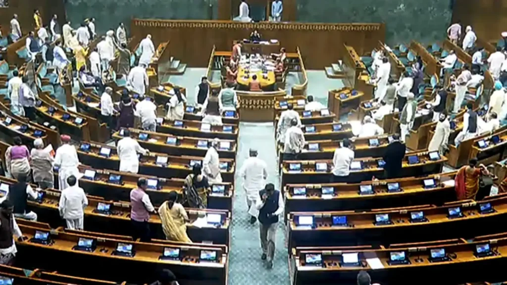 केंद्र सरकार द्वारा लाए गए वक्फ (संशोधन) विधेयक, 2024 को लेकर संसद में गर्मागर्म बहस छिड़ने वाली है। बीजेपी नेताओं का कहना है कि उन्हें जेडी(यू), एलजेपी(आरवी) और तेलुगु देशम पार्टी (टीडीपी) जैसे सहयोगियों का समर्थन मिलेगा। वहीं, विपक्षी गठबंधन इंडिया ने इस बिल का विरोध करने की रणनीति तय की है। किन दलों का है समर्थन? जनता दल (यूनाइटेड): नीतीश कुमार की पार्टी ने मुस्लिम पर्सनल लॉ बोर्ड और वक्फ बोर्ड के प्रतिनिधियों से बात की है। उन्होंने आश्वासन दिया कि मुस्लिम समुदाय की चिंताओं को सरकार तक पहुँचाया जाएगा। लोक जनशक्ति पार्टी (राम विलास): चिराग पासवान के नेतृत्व वाली पार्टी ने गरीब मुसलमानों के हित में बिल का समर्थन करने का फैसला किया है। तेलुगु देशम पार्टी: टीडीपी नेता चंद्रबाबू नायडू ने कहा कि यह बिल मुसलमानों के अधिकारों को प्रभावित नहीं करेगा। शिव सेना: पार्टी ने अपने सांसदों को बिल का समर्थन करने का निर्देश दिया है। कौन कर रहा है विरोध? कांग्रेस, समाजवादी पार्टी, टीएमसी, आप और अन्य विपक्षी दलों ने मंगलवार को बैठक कर रणनीति बनाई। कांग्रेस नेता राहुल गांधी ने कहा, "हम संविधान के मूल्यों की रक्षा के लिए इस बिल का विरोध करेंगे।" टीएमसी सांसद कल्याण बनर्जी ने कहा कि सरकार चर्चा से बचना चाहती है। क्या बीजेपी के पास हैं संख्याएँ? लोकसभा: बीजेपी के 240 सांसद हैं। जेडी(यू) के 12, टीडीपी के 16, एलजेपी(आरवी) के 5 और शिव सेना के 7 सांसदों के समर्थन से बिल पास हो सकता है। राज्यसभा: एनडीए के 125 सदस्य हैं। 245 सदस्यीय सदन में बिल के लिए 119 वोट चाहिए। बीजेपी को उम्मीद है कि नामांकित सदस्य और छोटे दल भी साथ देंगे। वक्फ बिल क्यों है चर्चा में? इस बिल में वक्फ संपत्तियों के प्रबंधन और नियंत्रण को लेकर बदलाव प्रस्तावित हैं। सरकार का कहना है कि इससे पारदर्शिता बढ़ेगी, लेकिन विपक्ष इसे मुस्लिम अधिकारों पर हमला बता रहा है। आगे क्या होगा? बुधवार को लोकसभा और गुरुवार को राज्यसभा में बिल पर चर्चा होगी। दोनों पक्षों के बीच जोरदार बहस की उम्मीद है।