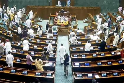 केंद्र सरकार द्वारा लाए गए वक्फ (संशोधन) विधेयक, 2024 को लेकर संसद में गर्मागर्म बहस छिड़ने वाली है। बीजेपी नेताओं का कहना है कि उन्हें जेडी(यू), एलजेपी(आरवी) और तेलुगु देशम पार्टी (टीडीपी) जैसे सहयोगियों का समर्थन मिलेगा। वहीं, विपक्षी गठबंधन इंडिया ने इस बिल का विरोध करने की रणनीति तय की है। किन दलों का है समर्थन? जनता दल (यूनाइटेड): नीतीश कुमार की पार्टी ने मुस्लिम पर्सनल लॉ बोर्ड और वक्फ बोर्ड के प्रतिनिधियों से बात की है। उन्होंने आश्वासन दिया कि मुस्लिम समुदाय की चिंताओं को सरकार तक पहुँचाया जाएगा। लोक जनशक्ति पार्टी (राम विलास): चिराग पासवान के नेतृत्व वाली पार्टी ने गरीब मुसलमानों के हित में बिल का समर्थन करने का फैसला किया है। तेलुगु देशम पार्टी: टीडीपी नेता चंद्रबाबू नायडू ने कहा कि यह बिल मुसलमानों के अधिकारों को प्रभावित नहीं करेगा। शिव सेना: पार्टी ने अपने सांसदों को बिल का समर्थन करने का निर्देश दिया है। कौन कर रहा है विरोध? कांग्रेस, समाजवादी पार्टी, टीएमसी, आप और अन्य विपक्षी दलों ने मंगलवार को बैठक कर रणनीति बनाई। कांग्रेस नेता राहुल गांधी ने कहा, "हम संविधान के मूल्यों की रक्षा के लिए इस बिल का विरोध करेंगे।" टीएमसी सांसद कल्याण बनर्जी ने कहा कि सरकार चर्चा से बचना चाहती है। क्या बीजेपी के पास हैं संख्याएँ? लोकसभा: बीजेपी के 240 सांसद हैं। जेडी(यू) के 12, टीडीपी के 16, एलजेपी(आरवी) के 5 और शिव सेना के 7 सांसदों के समर्थन से बिल पास हो सकता है। राज्यसभा: एनडीए के 125 सदस्य हैं। 245 सदस्यीय सदन में बिल के लिए 119 वोट चाहिए। बीजेपी को उम्मीद है कि नामांकित सदस्य और छोटे दल भी साथ देंगे। वक्फ बिल क्यों है चर्चा में? इस बिल में वक्फ संपत्तियों के प्रबंधन और नियंत्रण को लेकर बदलाव प्रस्तावित हैं। सरकार का कहना है कि इससे पारदर्शिता बढ़ेगी, लेकिन विपक्ष इसे मुस्लिम अधिकारों पर हमला बता रहा है। आगे क्या होगा? बुधवार को लोकसभा और गुरुवार को राज्यसभा में बिल पर चर्चा होगी। दोनों पक्षों के बीच जोरदार बहस की उम्मीद है।