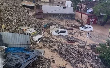 जम्मू-कश्मीर में बादल फटने से भीषण त्रासदी