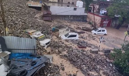 जम्मू-कश्मीर में बादल फटने से भीषण त्रासदी