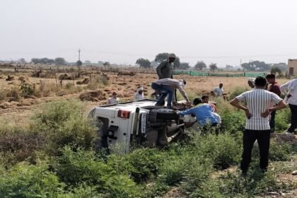 डिप्टी कलेक्टर की कार गुलाटी मार पलटी