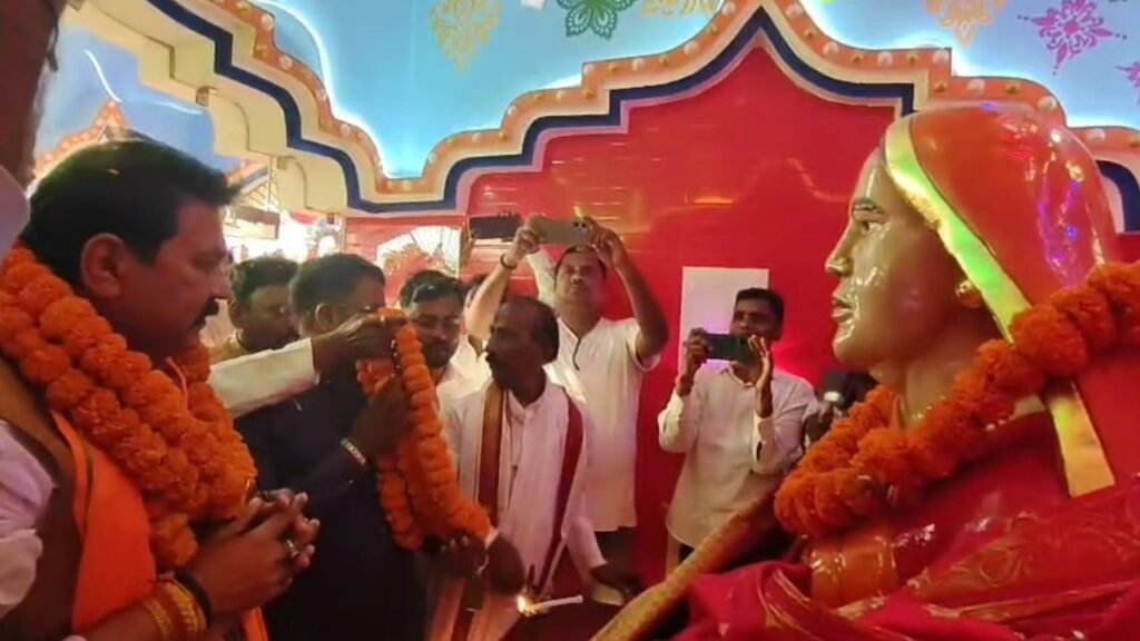 पत्नी की याद में बनवाया 60 लाख का मंदिर