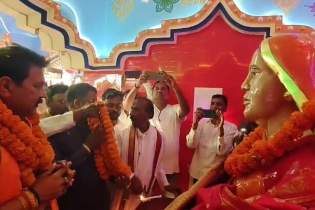 पत्नी की याद में बनवाया 60 लाख का मंदिर