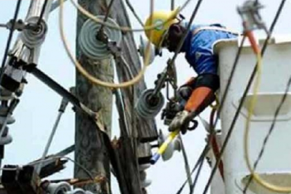 बिजली कर्मचारियों