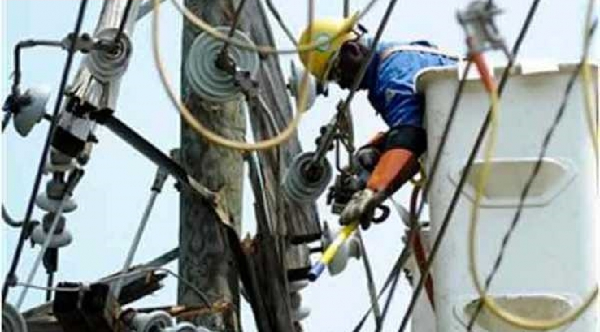 बिजली कर्मचारियों