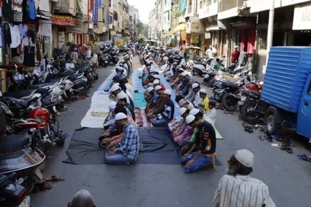 यूपी में सड़कों पर नमाज़