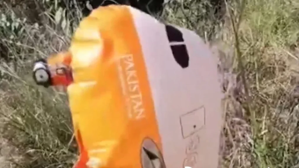 हमीरपुर में मिला पाकिस्तान एयरलाइंस का गुब्बारा