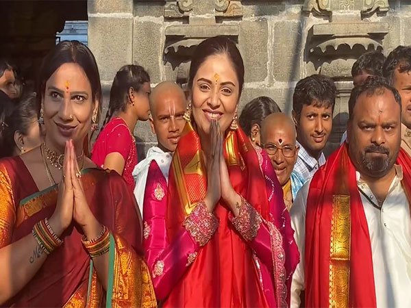 दक्षिण भारतीय अभिनेत्री श्रीमुखी ने तिरुमला के श्री वेंकटेश्वर मंदिर में की पूजा