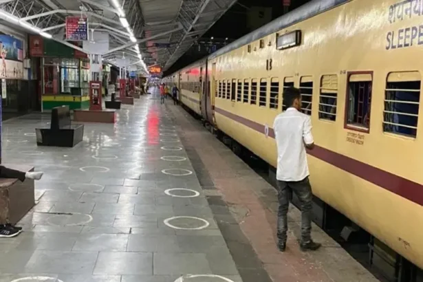 आगरा मथुरा ट्रेन पथराव