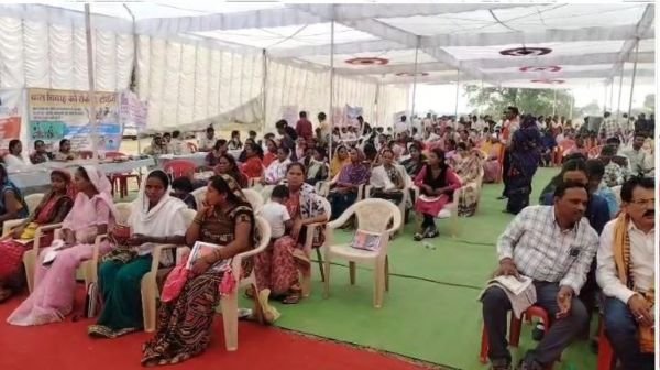 Top ten students were honoured in Khargwan block, parents also received certificates