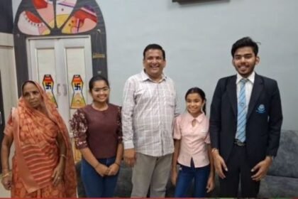 Abhinav Jain of Bemetara topped the district by scoring 98.20% marks in CBSE 12th