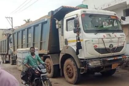 Illegal transportation of sand through the streets of the ward in Charama of Kanker district overnight
